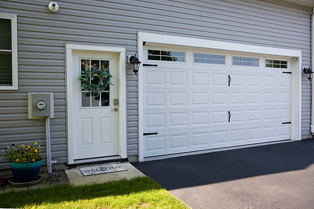 24/7 Emergency Garage Door Panel Replacement experts in Taft Mosswood, CA
